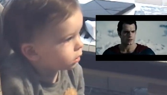 Réaction d’un bébé au premier vol de Superman (VIDEO)