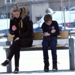 Donneriez-vous votre manteau à cet enfant qui attend le bus dans le froid ? (VIDEO)