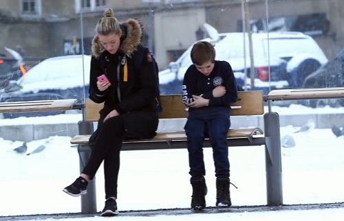 Donneriez-vous votre manteau à cet enfant qui attend le bus dans le froid ? (VIDEO)