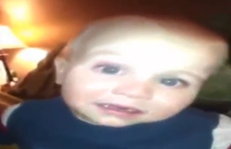 Ce petit garçon n’aime pas son pere ! (VIDEO)