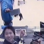 Une guichetière se moque d&rsquo;un braqueur (VIDEO)