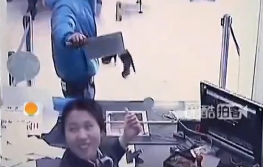 Une guichetière se moque d’un braqueur (VIDEO)