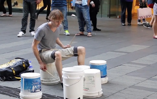 Un batteur de rue fait son show à Sydney (VIDEO)