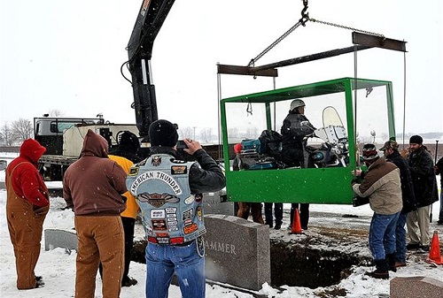 Il se fait enterrer sur sa moto (VIDEO)