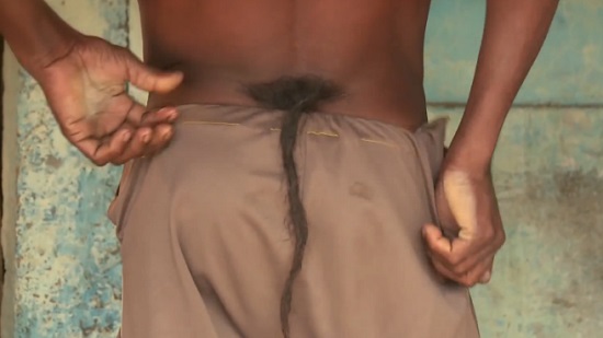 Inde : né avec une queue de 36 cm, il est considéré comme un dieu vivant (VIDEO)