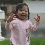 Une fillette découvre la pluie pour la première fois (VIDEO)