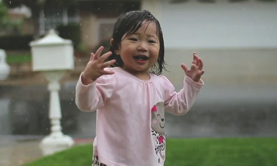 Une fillette découvre la pluie pour la première fois (VIDEO)