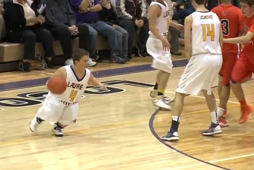 Avez-vous déjà vu : un nain jouer et marquer un panier au basket ? (VIDEO)