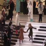 Le piano escalier de la gare Paris-Montparnasse (VIDEO)