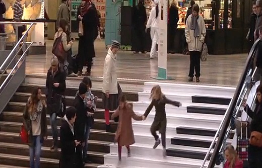 Le piano escalier de la gare Paris-Montparnasse (VIDEO)