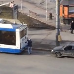 En panne, 2 russes tentent de remorquer leur voiture par un bus : FAIL (VIDEO)