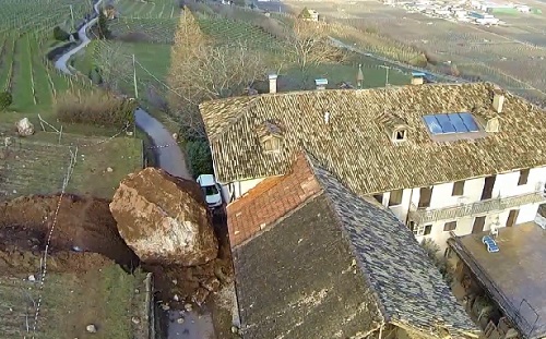 Italie : une maison détruite par un rocher géant (VIDEO)
