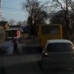 Une femme se fait violemment percuter par une voiture (VIDEO)