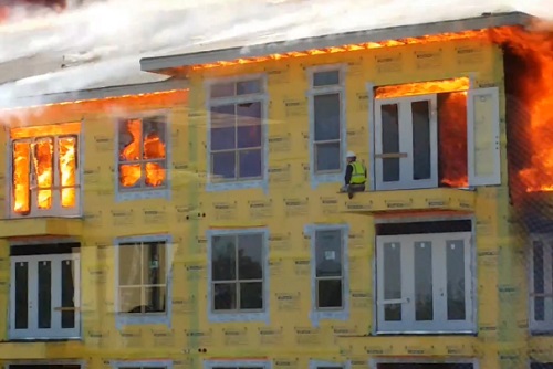 Le sauvetage impressionnant d’un ouvrier d’un immeuble en feu au Texas (VIDEO)