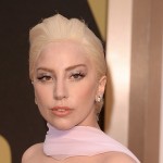 Lady Gaga se fait vomir dessus en plein concert (VIDEO)