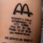 Il se fait tatouer son ticket du McDo sur l&rsquo;avant bras (VIDEO)