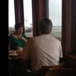 Une énorme vague fait exploser la vitre d&rsquo;un restaurant (VIDEO)