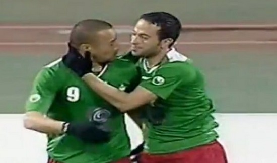 Motaz Salhani marque un but aile de pigeon de 30 mètres (VIDEO)