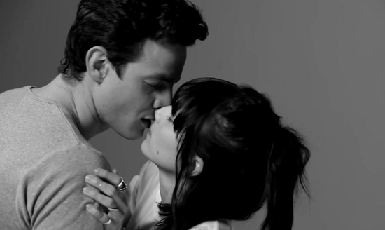 Des inconnus s’embrassent pour la première fois (VIDEO)