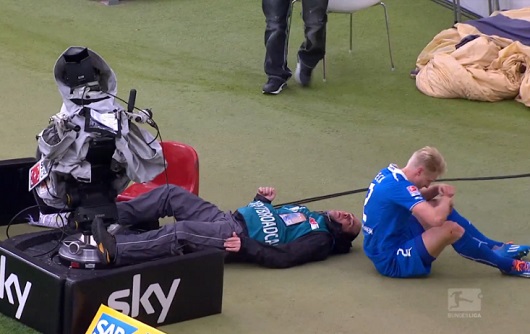 Foot : un joueur percute violemment un caméraman (VIDEO)