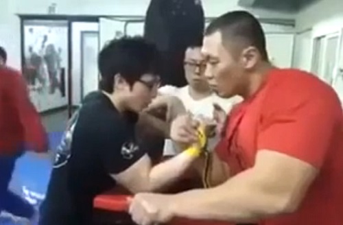 Bras de fer : un match perdu d’avance ? (VIDEO)