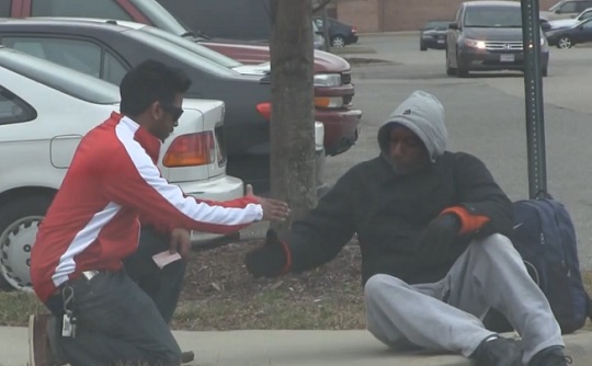 Il offre son ticket de loto gagnant à un SDF (VIDEO)