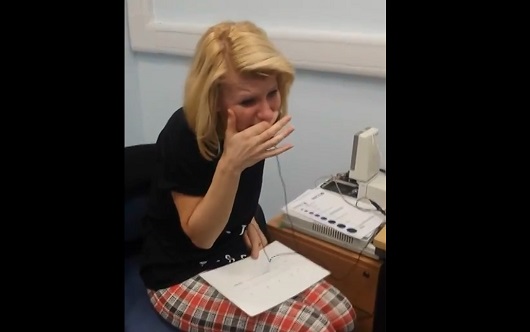 Les larmes d’une sourde qui entend pour la première fois (VIDEO)