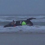 Choc : une mère fonce en voiture dans l&rsquo;océan avec ses trois enfants à bord (VIDEO)