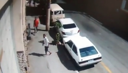 Un voleur de voiture corrigé par un homme (VIDEO)