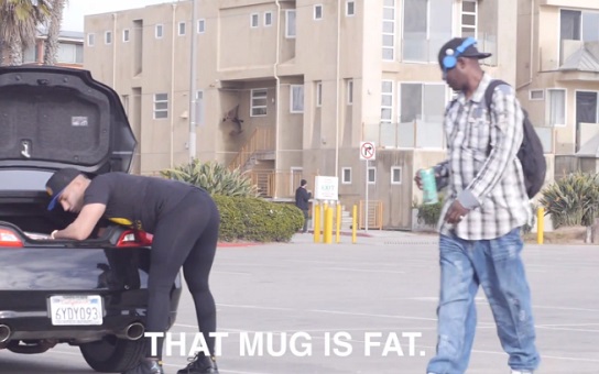 Il piège des mecs avec son postérieur moulé dans un legging (VIDEO)