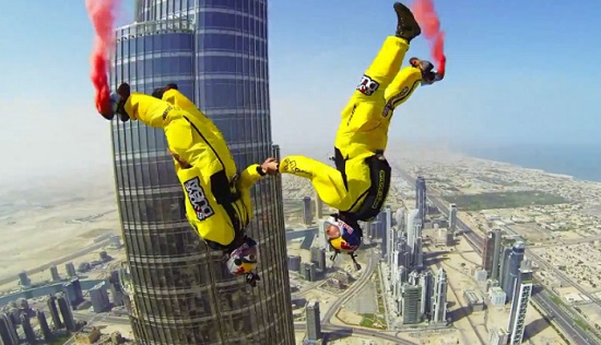 Base jump : deux Français sautent de la plus haute tour du monde (VIDEO)