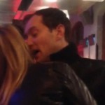 Ivre, Jude Law tente d’embrasser une femme dans un bar (VIDEO)