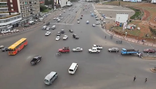 Un carrefour sans signalisation en Éthiopie (VIDEO)