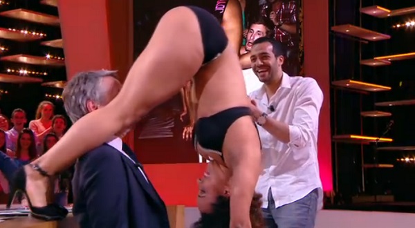 Une danseuse fait un booty shake sur Antoine de Caunes (VIDEO)