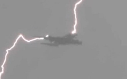 Un boeing foudroyé en plein vol (VIDEO)