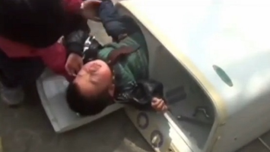 Chine : le sauvetage d&rsquo;un enfant de 2 ans coincé dans une machine à laver (VIDEO)