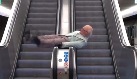 Ce grand-père s&rsquo;amuse comme un petit fou ! (VIDEO)