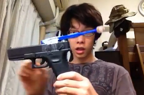 Il se brosse les dents avec son pistolet à billes (VIDEO)