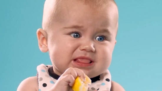 Des bébés goûtent du citron pour la première fois (VIDEO)