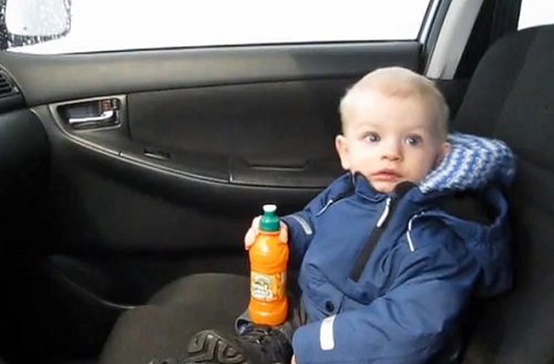 Un enfant effrayé par le rouleau du lavage auto (VIDEO)