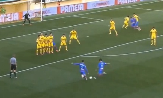 Un coup franc tiré à la Olive et Tom (VIDEO)