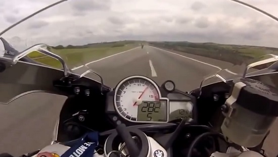 Deux motards font une course sauvage à plus de 300 km/h (VIDEO)