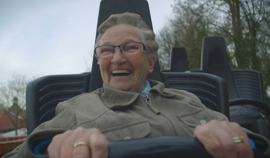 Les premières montagnes russes d’une dame de 78 ans (VIDEO)