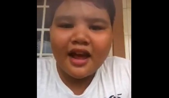 Un enfant chante « Let It Go » devant sa webcam quand… (VIDEO)