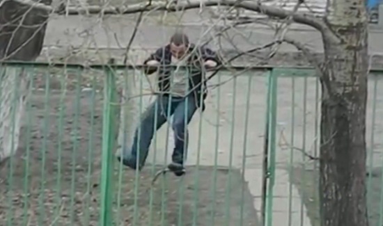 Un homme ivre essaie de franchir une grille (VIDEO)