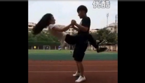 Somersault kiss :  le mème qui fait fureur sur le net chinois (VIDEO)