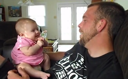 Un bébé de 2 mois dit « I love you » à son papa (VIDEO)