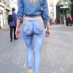 Elle se balade cul nu dans la rue (VIDEO)