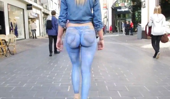 Elle se balade cul nu dans la rue (VIDEO)