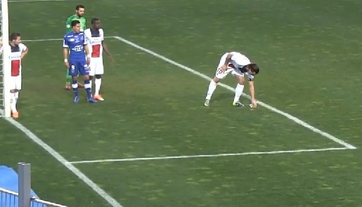 Ibrahimovic mange des cacahuètes en plein match contre Bastia (VIDEO)